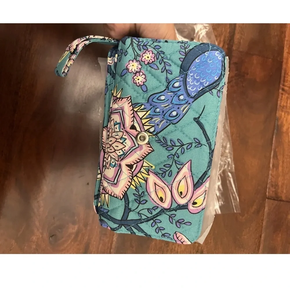 Vera Bradley phone wallet/wristlet in Peacock Garden new